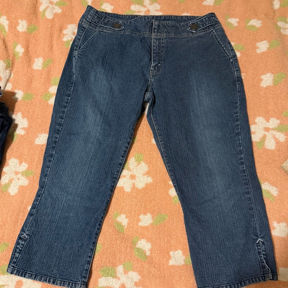 Loved capris.  
Levi’s for the win.